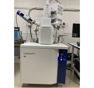 高分解能ショットキー走査電子顕微鏡（FE-SEM）